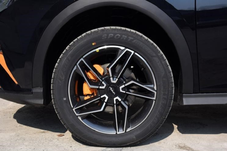 Tiếp đến là logo thương hiệu được dập nổi trên 1 thanh mạ crôm nối liền 2 đèn pha với nhau, thiết kế này mang đến phần đầu xe liền mạch, gọn gàng và thể theo, tiếp đến là đèn pha sắc cạnh, tiếp đến 2 hốc gió bên và hốc gió giữa được mở rộng, ngoài ra thanh chia gió còn được sơn màu cam nổi bật.