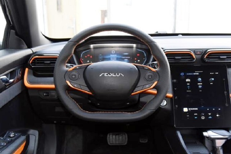 Đuôi xe và cản sau của Fengshen Yixuan GS Mach Edition cũng được thiết kế lại với những đường nét rất cứng cáp, xe được trang bị ống xả kép "giả cầy" 2 bên đuôi nhìn cứng cáp hơn bản tiêu chuẩn. Chưa hết, 2 hốc gió bên đuôi có thêm thanh nẹp sơn màu cam tạo điểm nhấn nhá.