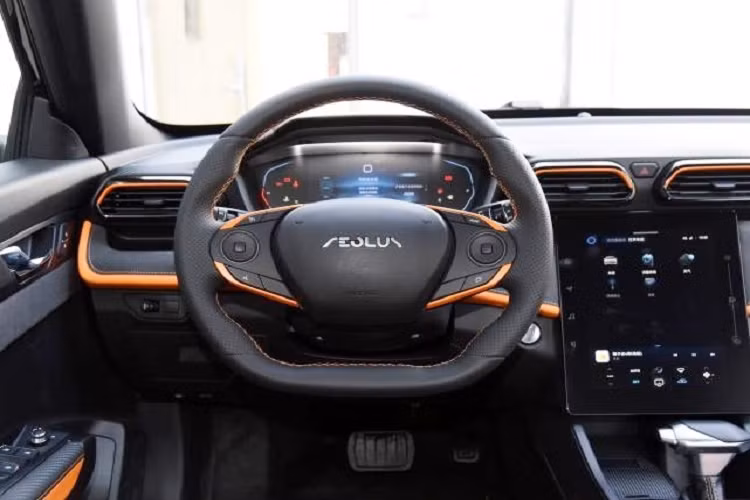 Đuôi xe và cản sau của Fengshen Yixuan GS Mach Edition cũng được thiết kế lại với những đường nét rất cứng cáp, xe được trang bị ống xả kép "giả cầy" 2 bên đuôi nhìn cứng cáp hơn bản tiêu chuẩn. Chưa hết, 2 hốc gió bên đuôi có thêm thanh nẹp sơn màu cam tạo điểm nhấn nhá.