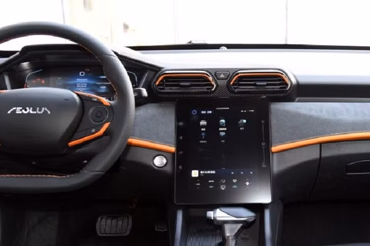 Về kích thước, xe có chiều dài, rộng và cao lần lượt là 4.610 x 1.830 mm và 1.610 mm, chiều dài cơ sở của xe đạt 2.680 mm. Nội thất có thể nói là tâm điểm của lần nâng cấp này với tông màu đen/xám nhạt cũng điểm thêm các chi tiết màu cam rực rỡ. Vô-lăng đa chức năng của xe mang phong cách mới.