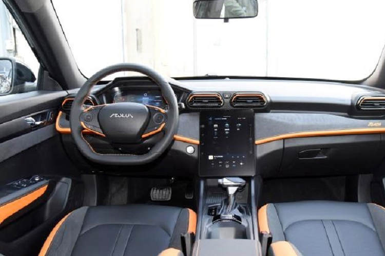 Hình dáng bên hông xe tương đối thanh mảnh, mang hơi hướng của một chiếc crossover station wagon năng động. Tiếp đến là việc xe được trang bị bộ mâm kích thước 17 inch thể thao được sơn 2 màu tương phản và nhấn nhá thêm màu sắc tươi sáng do kẹp phanh để tăng thêm không khí năng động cho tổng thể xe.