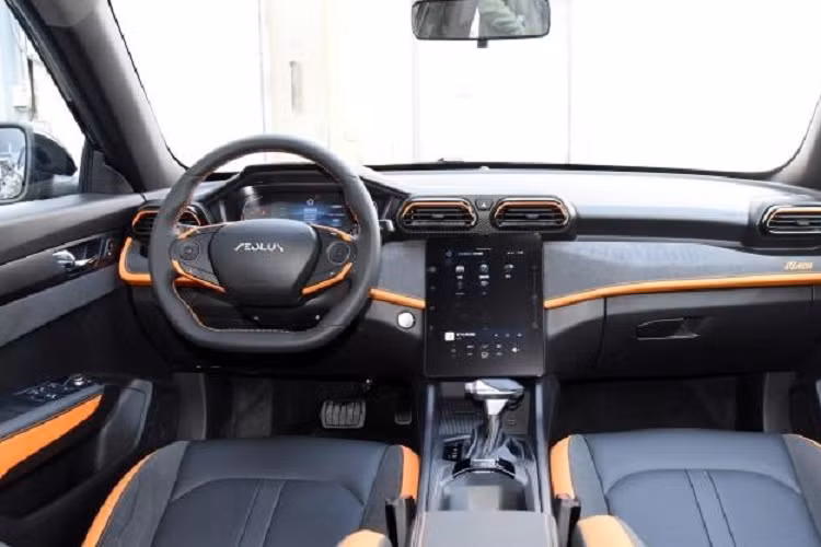 Hình dáng bên hông xe tương đối thanh mảnh, mang hơi hướng của một chiếc crossover station wagon năng động. Tiếp đến là việc xe được trang bị bộ mâm kích thước 17 inch thể thao được sơn 2 màu tương phản và nhấn nhá thêm màu sắc tươi sáng do kẹp phanh để tăng thêm không khí năng động cho tổng thể xe.