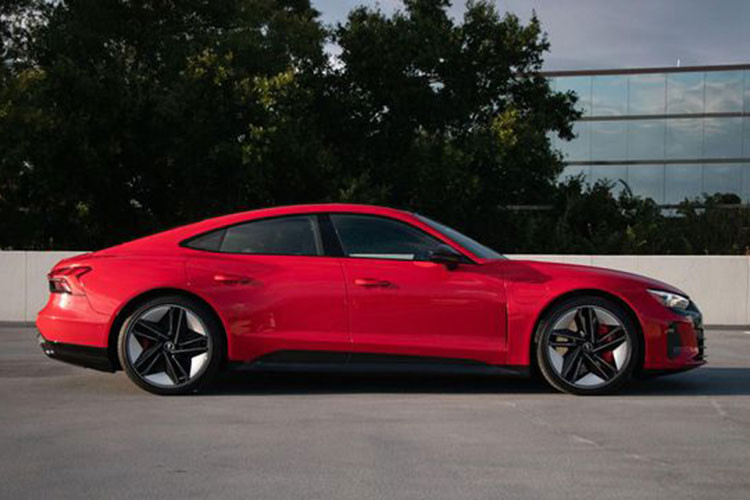 Đến nay, một số nguồn tin cho biết, Audi Việt Nam đang có kế hoạch để mang sản phẩm xe điện thứ 3 về Việt Nam, đó là Audi RS E-tron GT 2023 mới, 1 phiên bản hiệu suất cao của Audi E-tron GT để phục vụ các khách hàng thích tốc độ.