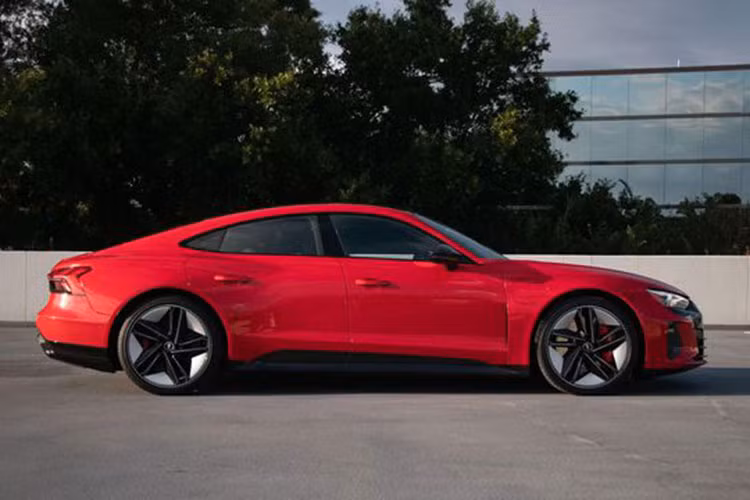 Đến nay, một số nguồn tin cho biết, Audi Việt Nam đang có kế hoạch để mang sản phẩm xe điện thứ 3 về Việt Nam, đó là Audi RS E-tron GT 2023 mới, 1 phiên bản hiệu suất cao của Audi E-tron GT để phục vụ các khách hàng thích tốc độ.