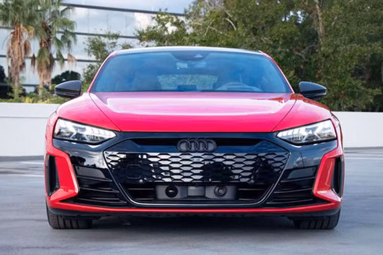 Có thể thấy, xe điện hiện là trào lưu chơi xe trên thế giới và các đại gia Việt đang bắt đầu hòa nhập với nhiều phiên bản xe của Tesla, ngoài ra, ở phân khúc chính hãng đã có Porsche hay Audi cũng mang đến nhiều dòng của Taycan và E-tron để cho khách hàng Việt lựa chọn, dự kiến Audi RS e-tron GT 2023 về Việt Nam vào tháng 4 năm nay.