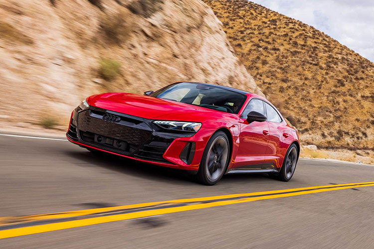 Dự kiến Audi RS e-tron GT 2023 tiếp tục được nhập khẩu từ Đức trước đó. Với lộ trình của hiệp định EVFTA, thuế nhập khẩu ô tô từ châu Âu giảm 7-8% mỗi năm từ năm 2020; cùng với đó, thuế tiêu thụ đặc biệt cho xe điện hiện đã giảm xuống chỉ còn 3% từ tháng 2/2022. Đây là những điều kiện giúp giá bán xe có thể "mềm hơn" trong thời gian tới. 