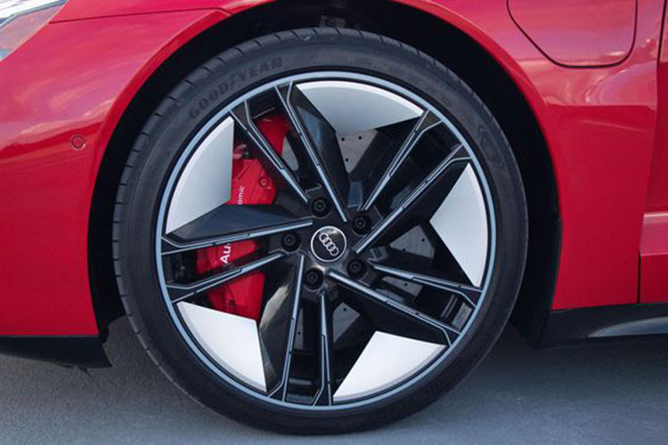 Về phiên bản RS, đây là biến thể e-tron GT hiệu suất cao, xe vẫn sử dụng cùng một động cơ điện và pin 93 kWh nhưng lại tạo ra công suất tối đa lên đến 637 mã lực và 830 Nm nếu khách hàng kích hoạt xe ở chế độ overboost.