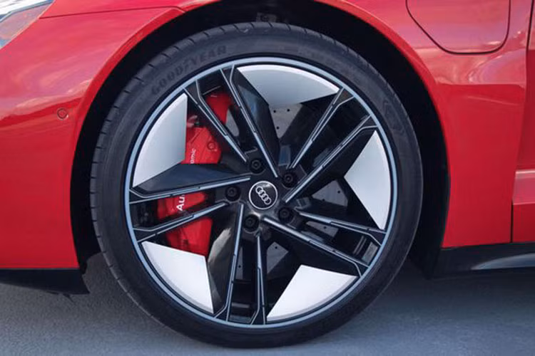 Về phiên bản RS, đây là biến thể e-tron GT hiệu suất cao, xe vẫn sử dụng cùng một động cơ điện và pin 93 kWh nhưng lại tạo ra công suất tối đa lên đến 637 mã lực và 830 Nm nếu khách hàng kích hoạt xe ở chế độ overboost.