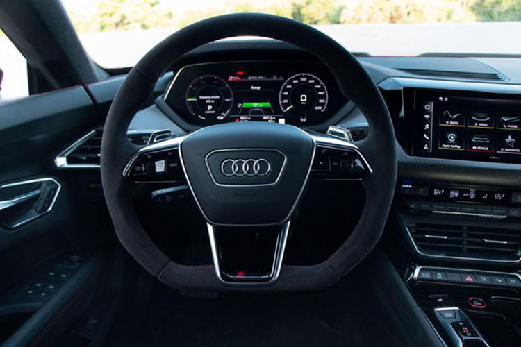 Ở thiết kế, Audi RS e-tron GT 2023 có bao gồm tất cả các tính năng có trên Prestige, trừ mái kính cố định, là tùy chọn, xe bổ sung thêm các yếu tố phong cách ngoại thất độc đáo như trang trí bằng sợi carbon.