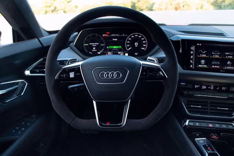 Ở thiết kế, Audi RS e-tron GT 2023 có bao gồm tất cả các tính năng có trên Prestige, trừ mái kính cố định, là tùy chọn, xe bổ sung thêm các yếu tố phong cách ngoại thất độc đáo như trang trí bằng sợi carbon.