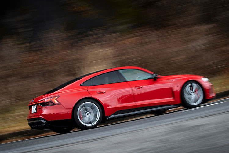 Bên trong khoang lái, ngoài gói nội thất bọc da toàn bộ, Audi còn cung cấp gói carbon cho xe RS e-tron GT 2023, hệ thống lái bánh sau, hệ thống lái trợ lực và đèn pha HD Matrix Design LED với đèn laser chính hiệu nhà Audi.