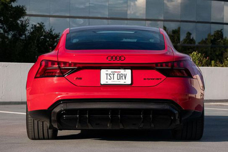 Sự có mặt của Audi RS e-tron GT 2023 tại Việt Nam năm nay hứa hẹn sẽ phả hơi nóng lên mẫu xe điện Porsche Taycan Turbo đang được phân phối chính hãng trong nước với mức từ 6,91 tỷ đồng, còn giá xe Audi RS e-tron GT 2023 hiện chưa được công bố tại Việt Nam. Ở nước ngoài, xe có giá từ 143.900 đô la (tương đương 3,39 tỷ đồng).