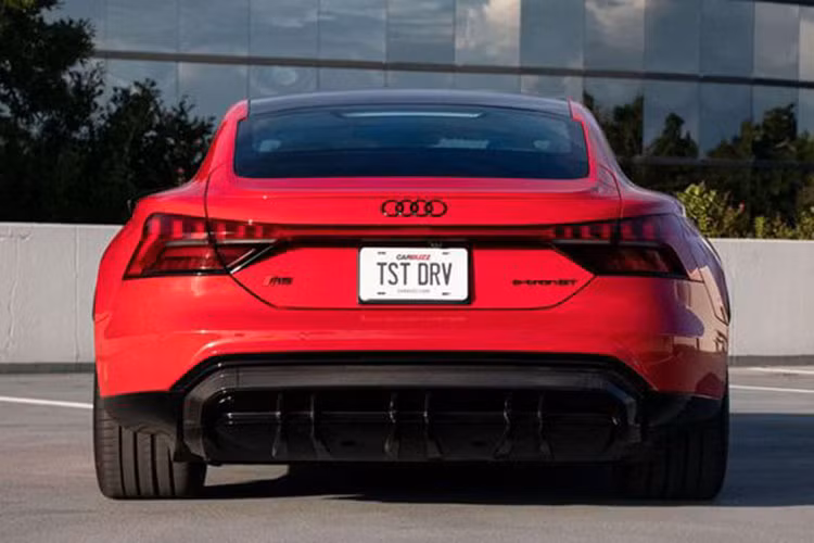 Sự có mặt của Audi RS e-tron GT 2023 tại Việt Nam năm nay hứa hẹn sẽ phả hơi nóng lên mẫu xe điện Porsche Taycan Turbo đang được phân phối chính hãng trong nước với mức từ 6,91 tỷ đồng, còn giá xe Audi RS e-tron GT 2023 hiện chưa được công bố tại Việt Nam. Ở nước ngoài, xe có giá từ 143.900 đô la (tương đương 3,39 tỷ đồng).