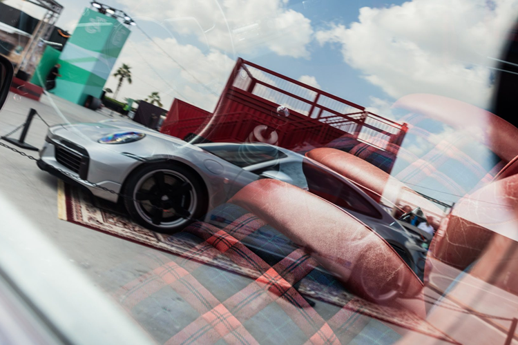 Ngoài ra còn có sự hỗ trợ thêm đến từ đội ngũ Heritage &amp; Museum vốn nhiều kinh nghiệm với các mẫu xe cổ. “911 Turbo Nr. 1” là một mẫu xe thể thao vừa lộng lẫy vừa độc đáo. Chiếc xe này được đặt làm vào năm 1974 để trao cho Louise Piëch, con gái của Ferdinand Porsche, nhân dịp sinh nhật lần thứ 70 của bà.