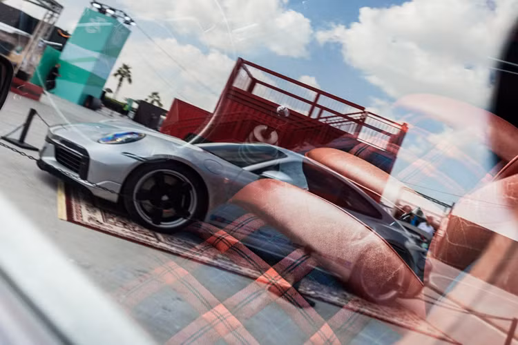 Ngoài ra còn có sự hỗ trợ thêm đến từ đội ngũ Heritage &amp; Museum vốn nhiều kinh nghiệm với các mẫu xe cổ. “911 Turbo Nr. 1” là một mẫu xe thể thao vừa lộng lẫy vừa độc đáo. Chiếc xe này được đặt làm vào năm 1974 để trao cho Louise Piëch, con gái của Ferdinand Porsche, nhân dịp sinh nhật lần thứ 70 của bà.