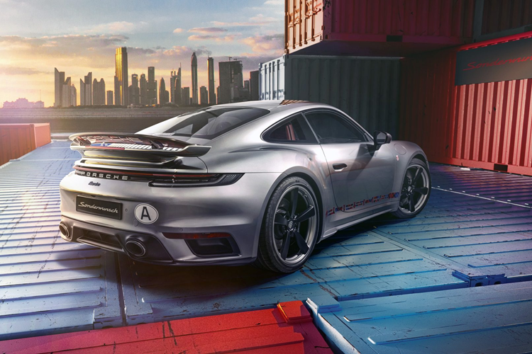 Cụ thể chiếc Porsche 911 Turbo thuộc thế hệ 992 mới nhất hiện nay, nhưng sở hữu những đặc điểm nhận dạng từng thuộc về “911 Turbo Nr. 1” – chiếc 911 Turbo đầu tiên từng được chế tạo trong lịch sử hãng xe Đức.