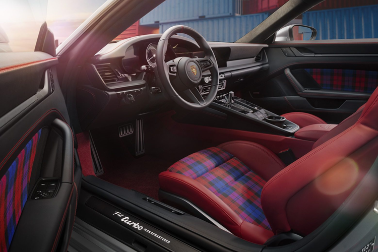 Bên trong nội thất của chiếc 911 Turbo đầu tiên đó là tông màu đỏ rực rỡ với ghế bọc vải Tartan, được chính Louise Piëch lựa chọn để tạo sự tương phản với màu sơn bạc ở ngoại thất. Chiếc xe này cũng thú vị vì trang bị động cơ tăng áp 2.7L, thay vì động cơ tăng áp 3.0L trên những mẫu xe Turbo khác về sau này.