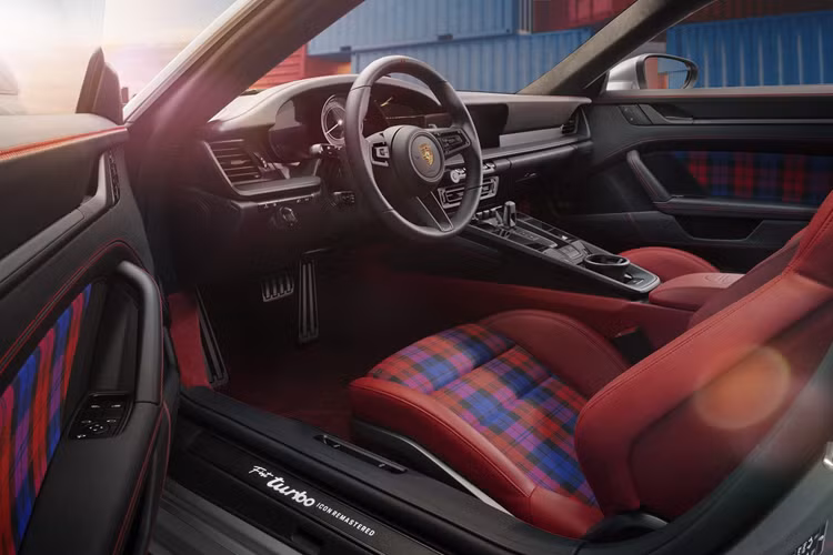 Bên trong nội thất của chiếc 911 Turbo đầu tiên đó là tông màu đỏ rực rỡ với ghế bọc vải Tartan, được chính Louise Piëch lựa chọn để tạo sự tương phản với màu sơn bạc ở ngoại thất. Chiếc xe này cũng thú vị vì trang bị động cơ tăng áp 2.7L, thay vì động cơ tăng áp 3.0L trên những mẫu xe Turbo khác về sau này.