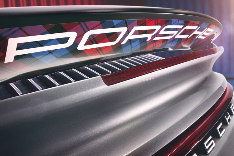Bộ mâm 5 chấu màu đen cũng lấy cảm hứng từ chiếc 911 Turbo cổ điển với viền ngoài được mạ chrome sáng bóng giống như màu sắc chính của thân xe. Patrick Gallas, giám đốc Porsche Exclusive Manufaktur khu vực cho biết: “Ý tưởng ban đầu cho dự án này đã bắt đầu từ một năm trước.