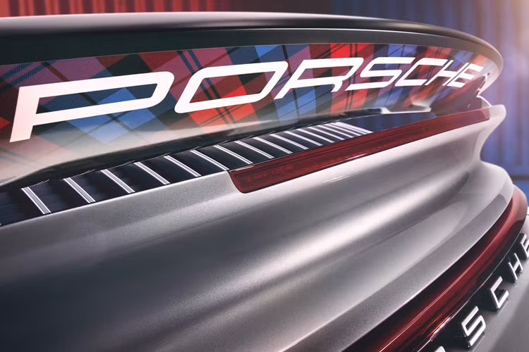 Bộ mâm 5 chấu màu đen cũng lấy cảm hứng từ chiếc 911 Turbo cổ điển với viền ngoài được mạ chrome sáng bóng giống như màu sắc chính của thân xe. Patrick Gallas, giám đốc Porsche Exclusive Manufaktur khu vực cho biết: “Ý tưởng ban đầu cho dự án này đã bắt đầu từ một năm trước.