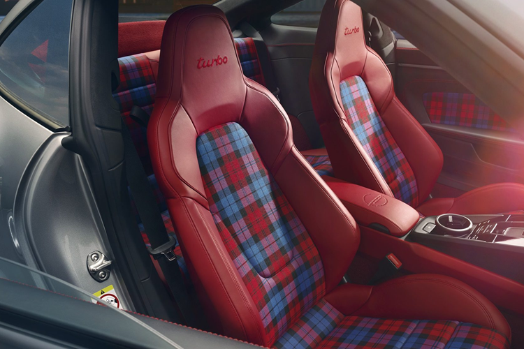 Nhằm tái hiện nguyên vẹn tinh thần của “911 Turbo Nr. 1”, chiếc Porsche 911 Turbo Sonderwunsch độc bản hiện đại lần này cũng có lớp sơn ngoại thất màu bạc, đi kèm dòng chữ Porsche màu đen và đỏ theo phong cách cổ điển ở phần dưới của cửa và các tấm ốp bên.