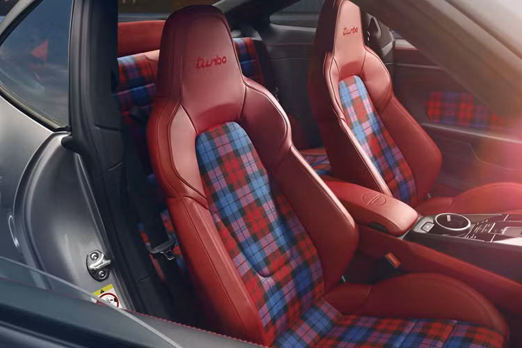 Nhằm tái hiện nguyên vẹn tinh thần của “911 Turbo Nr. 1”, chiếc Porsche 911 Turbo Sonderwunsch độc bản hiện đại lần này cũng có lớp sơn ngoại thất màu bạc, đi kèm dòng chữ Porsche màu đen và đỏ theo phong cách cổ điển ở phần dưới của cửa và các tấm ốp bên.