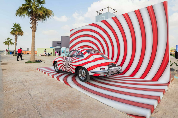 Ngoài 911 Sonderwunch, Porsche còn mang đến lễ hội ở Dubai một chiếc 911 thế hệ đầu tiên ở dạng bơm hơi khổng lồ và đặt nó ngay tại vị trí trung tâm của khu trưng bày. Với kích thước chiều cao 6 mét, rộng 8 mét và dài 20 mét, nó đã giành được Kỷ lục Guinness Thế giới chính thức là “phương tiện bơm hơi lớn nhất” trên trái đất.