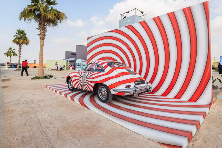 Ngoài 911 Sonderwunch, Porsche còn mang đến lễ hội ở Dubai một chiếc 911 thế hệ đầu tiên ở dạng bơm hơi khổng lồ và đặt nó ngay tại vị trí trung tâm của khu trưng bày. Với kích thước chiều cao 6 mét, rộng 8 mét và dài 20 mét, nó đã giành được Kỷ lục Guinness Thế giới chính thức là “phương tiện bơm hơi lớn nhất” trên trái đất.