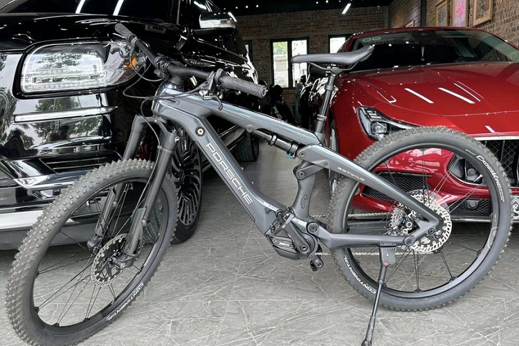 Về Porsche eBike Cross, chiếc xe đạp điện này được sinh ra chuyên dành cho anh em thích trải nghiệm các con đường offroad hơn thay vì chỉ chạy trong đường phố như Porsche eBike Sport, xe có trọng lượng 21,7 kg, chiều cao yên có 3 nấc dành cho người cao từ 1,56-1,7 m, từ 1,68 – 1,82 m và nấc trên cùng dành cho những người cao từ 1,8 – 1,94 m. 