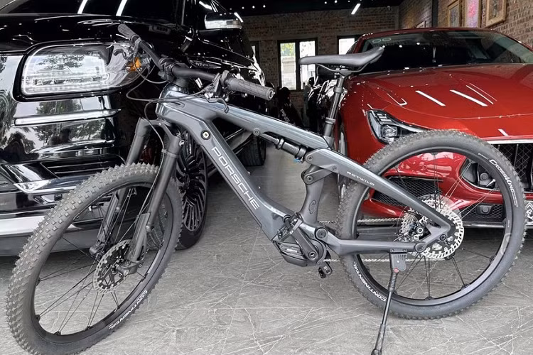 Về Porsche eBike Cross, chiếc xe đạp điện này được sinh ra chuyên dành cho anh em thích trải nghiệm các con đường offroad hơn thay vì chỉ chạy trong đường phố như Porsche eBike Sport, xe có trọng lượng 21,7 kg, chiều cao yên có 3 nấc dành cho người cao từ 1,56-1,7 m, từ 1,68 – 1,82 m và nấc trên cùng dành cho những người cao từ 1,8 – 1,94 m. 