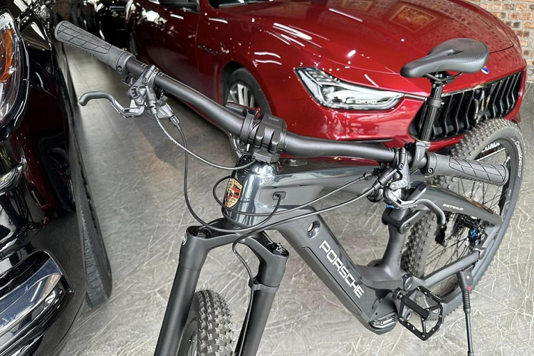 Điểm nhấn của xe chính là màu sơn đen hầm hố, trụ ghế Crankbrothers có thể điều chỉnh bằng thủy lực, phuộc trước trang bị hệ thống treo Fox 34 Performance với hành trình 120 mm, kết hợp với van điều tiết Fox Float DPX có hành trình 110 mm ở phía sau.