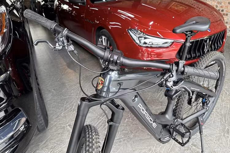 Điểm nhấn của xe chính là màu sơn đen hầm hố, trụ ghế Crankbrothers có thể điều chỉnh bằng thủy lực, phuộc trước trang bị hệ thống treo Fox 34 Performance với hành trình 120 mm, kết hợp với van điều tiết Fox Float DPX có hành trình 110 mm ở phía sau.