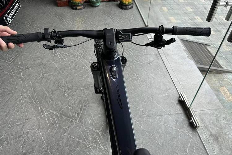 Xe đạp điện Porsche eBike Cross có ghế ngồi hình giọt nước, lốp to bản hơn và có gai, bên cạnh đó là hệ thống chuyển số dạng cơ XT 12 cấp của Shimano, xe không có trang bị đèn chiếu sáng LED như bản Sport, khung xe bằng carbon. 