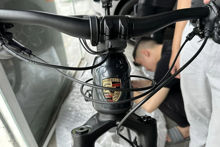 Theo như thông báo, chiếc Porsche eBike Cross này có giá bán từ 1x.000 đô la, tức sẽ không thấp hơn 235 triệu đồng và không cao hơn 470 triệu đồng. Đã có không ít bình luận cho rằng chiếc xe Porsche eBike Cross này quá đẹp, nhìn rất sang nhưng giá trên 235 triệu đồng là rào cản lớn.