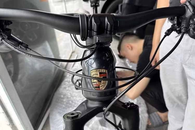 Theo như thông báo, chiếc Porsche eBike Cross này có giá bán từ 1x.000 đô la, tức sẽ không thấp hơn 235 triệu đồng và không cao hơn 470 triệu đồng. Đã có không ít bình luận cho rằng chiếc xe Porsche eBike Cross này quá đẹp, nhìn rất sang nhưng giá trên 235 triệu đồng là rào cản lớn.