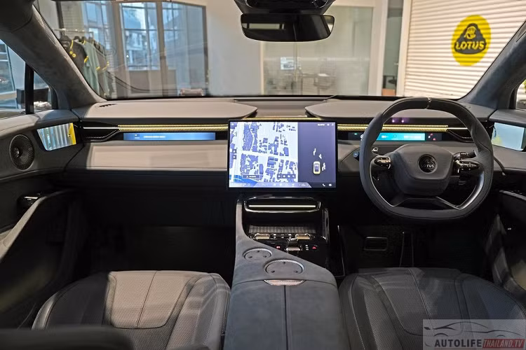 Bên trong Lotus Eletre là không gian nội thất 2 hàng ghế với 5 chỗ ngồi. Hệ thống âm thanh vòm KEF Reference 3D Surround Sound System 23 loa, hệ thống điều hòa tự động với lọc không khí và hệ thống đèn viền trang trí nội thất 64 màu là trang bị tiêu chuẩn của xe.