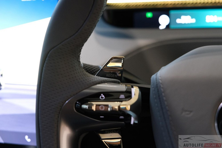 Vô lăng của xe có thiết kế vát đáy thể thao, tích hợp lẫy chỉnh hệ thống phanh tái tạo năng lượng và lẫy chọn chế độ lái. Màn hình cảm ứng trung tâm OLED Full HD 15,1 inch có thể gập lại khi không dùng đến. Thêm vào đó là màn hình hiển thị thông tin kính lái HUD, 2 màn hình mỏng nằm ngang trên mặt táp-lô, tính năng điều khiển bằng giọng nói và cập nhật phần mềm qua WiFi.