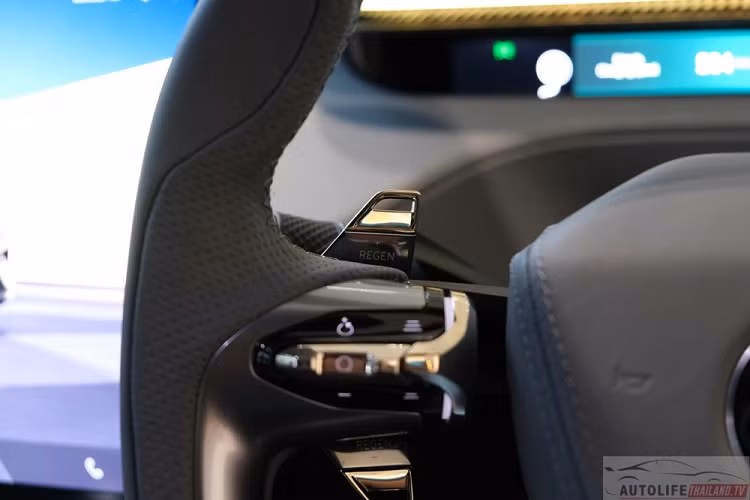 Vô lăng của xe có thiết kế vát đáy thể thao, tích hợp lẫy chỉnh hệ thống phanh tái tạo năng lượng và lẫy chọn chế độ lái. Màn hình cảm ứng trung tâm OLED Full HD 15,1 inch có thể gập lại khi không dùng đến. Thêm vào đó là màn hình hiển thị thông tin kính lái HUD, 2 màn hình mỏng nằm ngang trên mặt táp-lô, tính năng điều khiển bằng giọng nói và cập nhật phần mềm qua WiFi.