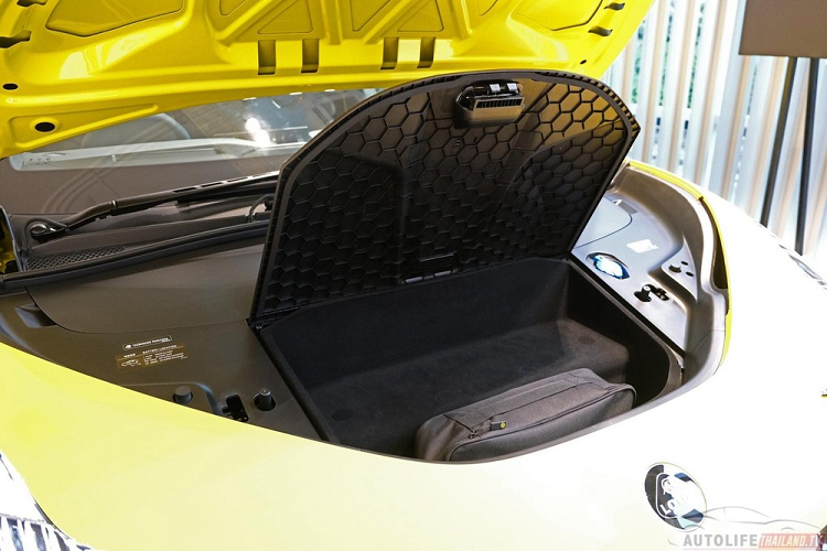 Tại thị trường Thái Lan, mẫu xe điện này có những trang bị tiêu chuẩn như đèn pha LED ma trận tích hợp dải đèn LED định vị ban ngày, đèn sương mù trước, đèn chờ dẫn đường. Không chỉ có kích thước lớn, Lotus Eletre còn sở hữu thiết kế ngoại thất gợi liên tưởng đến siêu xe Lamborghini và Ferrari, đặc biệt là khu vực đầu xe. 