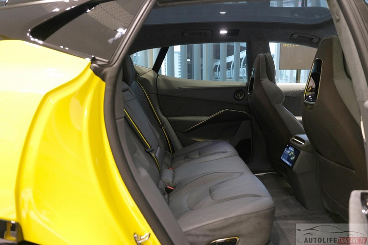 Trên cửa có thêm 2 màn hình nhỏ để hiển thị hình ảnh do camera bên ngoài xe thu lại. Trang bị tùy chọn của mẫu SUV điện này ở thị trường Thái Lan có khá nhiều như cửa sổ trời thông thường, cửa sổ trời có thể chỉnh độ trong/mờ, camera quan sát làn đường, gói Comfort Seat Pack và Executive Seat Pack.