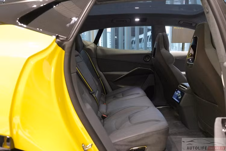 Trên cửa có thêm 2 màn hình nhỏ để hiển thị hình ảnh do camera bên ngoài xe thu lại. Trang bị tùy chọn của mẫu SUV điện này ở thị trường Thái Lan có khá nhiều như cửa sổ trời thông thường, cửa sổ trời có thể chỉnh độ trong/mờ, camera quan sát làn đường, gói Comfort Seat Pack và Executive Seat Pack.