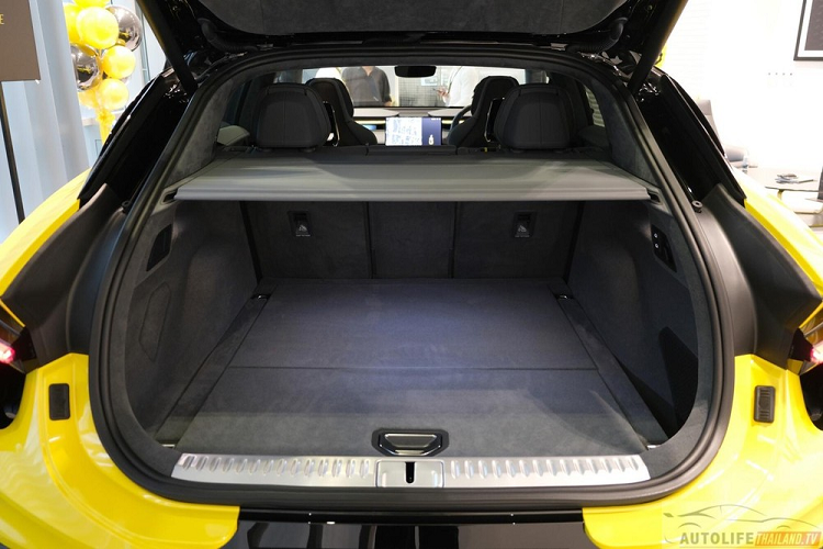 Xe có vành hợp kim 22 inch, đi kèm lốp Pirelli P Zero có kích thước 275/40 R22 trước và 315/35 R22 sau tiêu chuẩn. Ở bản R cao cấp hơn, xe sẽ dùng lốp Pirelli P-Zero Corsa với kích thước tương tự. Ngoài ra, bản R còn có cánh gió mui chủ động, bộ chẻ khí bên dưới cản trước và cản sau trang trí bằng những chi tiết làm từ sợi carbon.