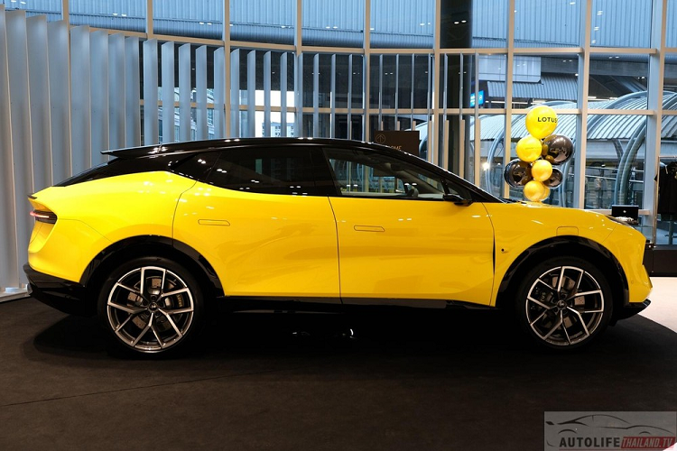 Là một trong số ít những mẫu xe điện mà Lotus đang bán trên thị trường, Eletre sở hữu kích thước dài x rộng x cao lần lượt 5.103 x 2.019 x 1.636 mm và chiều dài cơ sở 3.019 mm. Bên dưới nắp ca-pô của xe là khoang hành lý nhỏ với thể tích 46 lít. Trong khi đó, khoang hành lý phía sau ghế của xe có thể tích 688 lít hoặc 1.532 lít nếu gập ghế.