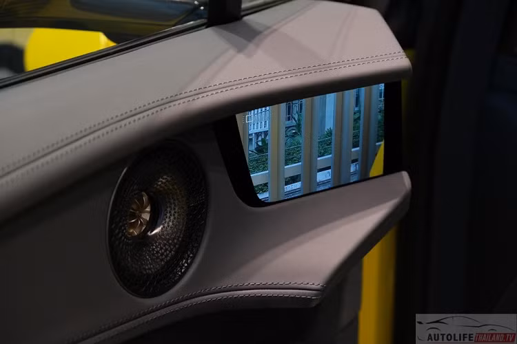 Với gói Executive Seat Pack, khách hàng Thái Lan có thể bổ sung nội thất 4 chỗ, ghế trước và ghế sau sưởi ấm/làm mát/massage 6 chế độ cùng màn hình giải trí 9 inch/bệ tì tay trung tâm/giá để ly/ngăn chứa đồ ở ghế sau cho chiếc Lotus Eletre của mình. "Trái tim" của Lotus Eletre bản S ở thị trường Thái Lan là 1 mô-tơ điện mạnh 603 mã lực và 710 Nm.