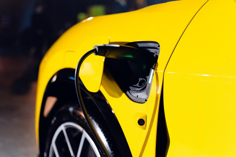 Pin của bản R cũng giống bản S nhưng phạm vi di chuyển giảm xuống còn 490 km. Bù lại, bản R tăng tốc từ 0-100 km/h nhanh hơn, chỉ mất 2,95 giây, và đạt vận tốc tối đa cao hơn, lên 260 km/h. Cuối cùng là những trang bị an toàn như camera 360 độ, hệ thống hỗ trợ đỗ xe Parking Assist Pack và hệ thống hỗ trợ lái trên cao tốc Highway Assist Pack tùy chọn.