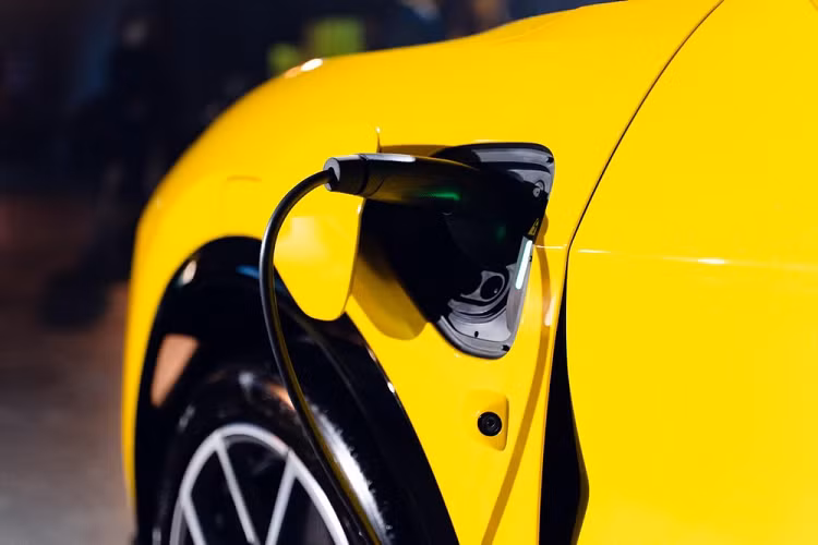 Pin của bản R cũng giống bản S nhưng phạm vi di chuyển giảm xuống còn 490 km. Bù lại, bản R tăng tốc từ 0-100 km/h nhanh hơn, chỉ mất 2,95 giây, và đạt vận tốc tối đa cao hơn, lên 260 km/h. Cuối cùng là những trang bị an toàn như camera 360 độ, hệ thống hỗ trợ đỗ xe Parking Assist Pack và hệ thống hỗ trợ lái trên cao tốc Highway Assist Pack tùy chọn.