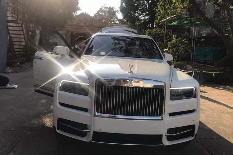 SUV siêu sang Rolls-Royce Cullinan được đặt một cái tên khá đặc biệt. Cái tên Cullinan này vốn được đặt theo viên kim cương 3.106 carat đẹp nằm trên vương miện Crown Jewels của Nữ hoàng Anh. Đây cũng chính là viên kim cương thô lớn nhất thế giới
