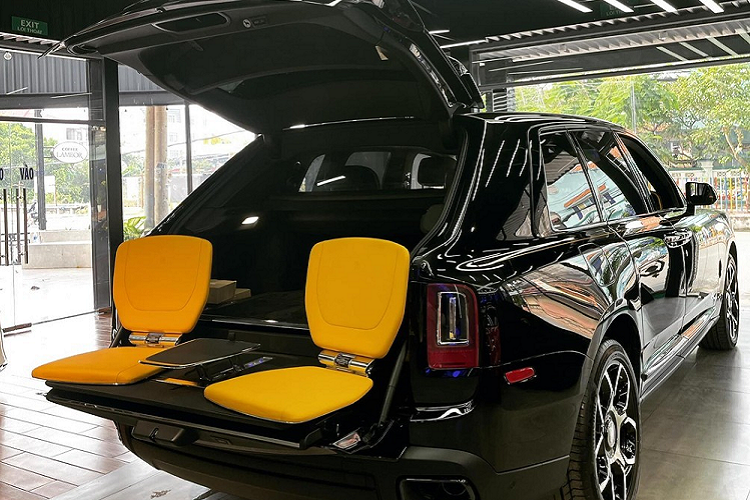 Chưa hết, chủ xe Rolls-Royce Cullinan còn phải đóng thêm các phí như đăng kiểm 340.000 đồng, bảo trì đường bộ (1 năm) là 1.560.000 đồng, bảo hiểm trách nhiệm nhân sự (1 năm) 943.400 đồng, và phí biển số của tỉnh Thái Nguyên là 1 triệu đồng. Cộng các khoản trên, mức phí mà chủ xe Rolls-Royce Cullinan phải đóng ngoài giá xe sẽ là 3.603.843.400 đồng, như vậy, giá lăn bánh của xe Rolls-Royce Cullinan tại Thái Nguyên khi tính mức giá 36 tỷ đồng sẽ là gần 40 tỷ đồng.