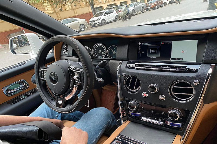 Tất nhiên là đó chỉ là giá lăn bánh của xe, chưa kể chiếc Rolls-Royce Cullinan biển sảnh Thái Nguyên số 20A-667.89, tức sảnh tiến 6789 nên sẽ có giá trị cao hơn. Đây là 1 trong các siêu biển sảnh đẹp, chỉ xếp sau biển 567.89 được gọi là sảnh rồng.