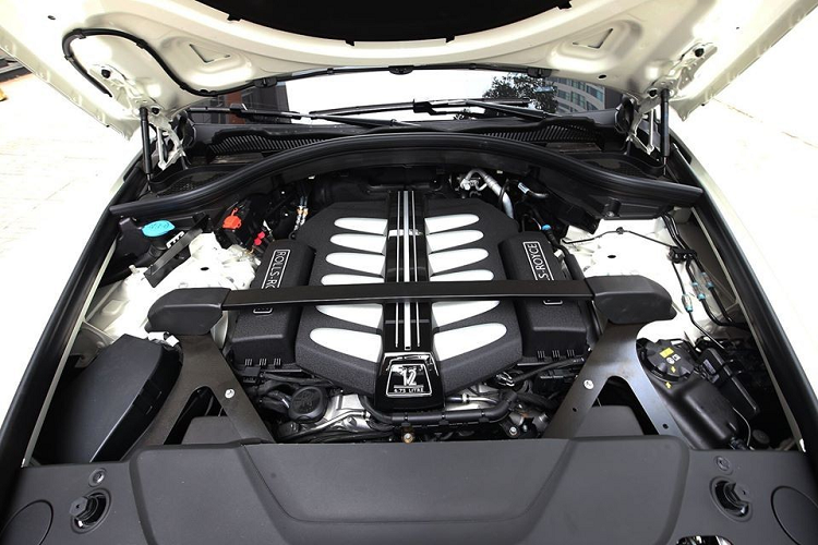 Chiếc SUV siêu sang Rolls-Royce Cullinan mới đăng ký biển 20A-667.89 nếu thuộc phiên bản 4 chỗ ngồi, điều này đồng nghĩa ở hàng ghế sau sẽ chỉ có hai ghế ngồi kiểu độc lập và thương gia theo gói tuỳ chọn Individual Seat. Ở giữa hai hàng ghế này có bệ tỳ tay, tủ lạnh, hai chiếc ly và rượu champagne cùng một số tuỳ chọn khác. Phía sau hàng ghế thương gia này còn có một tấm kính để ngăn cách với khoang hành lý.